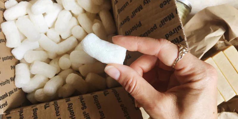 Packing peanuts dunnage.jpg Packing peanuts dunnage